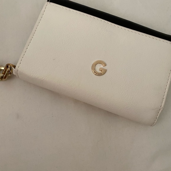 New without tags Guess wristlet - Picture 4 of 5